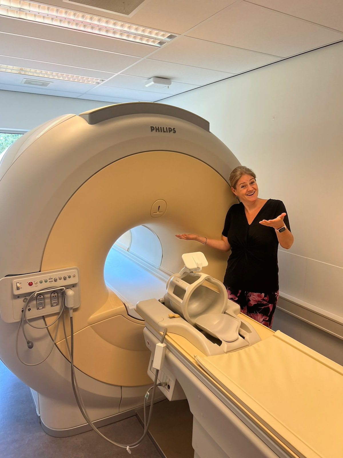 Minder angst bij kinderen door te oefenen met deze nep MRI-scanner: Olga  Braams van UMC legt uit hoe | Utrecht | AD.nl