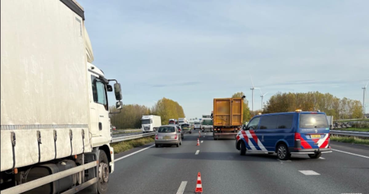 Rijstrook afgesloten vanwege botsing op A17 bij Moerdijk, verkeer richting noorden in de file