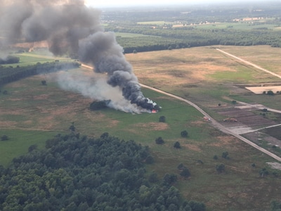 Defect aan trekker zorgt voor natuurbrand in Nordhorn, rookwolk tot ver in Twente te zien