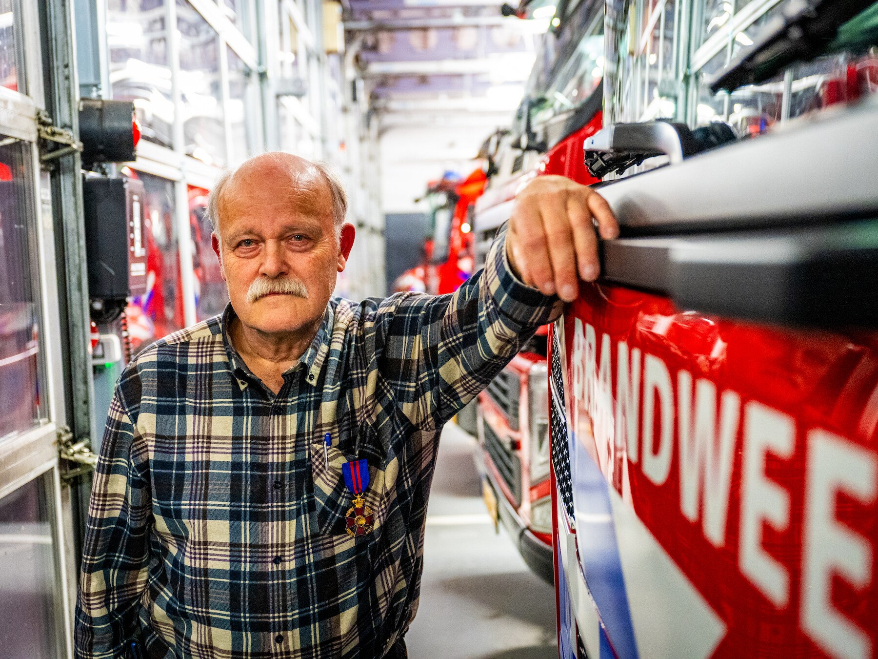 Jos ‘schrijft geschiedenis’, hij zit vijftig jaar bij brandweer: ‘Zeg met gekke bek dat die ouwe ze komt redden’