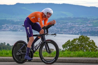 Eerste renners van start: Daan Hoole wil verrassen, Remco Evenepoel kan geschiedenis schrijven