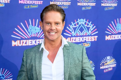 Danny loopt tv-coryfee (84) tegen het lijf en wat vertelt het gezicht van Shary-An?