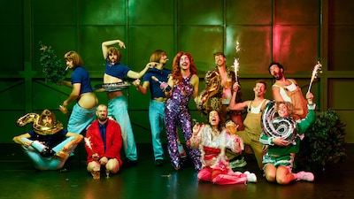 Klaar met het Jaar; geen brave oudejaarsconference maar vrolijke chaos