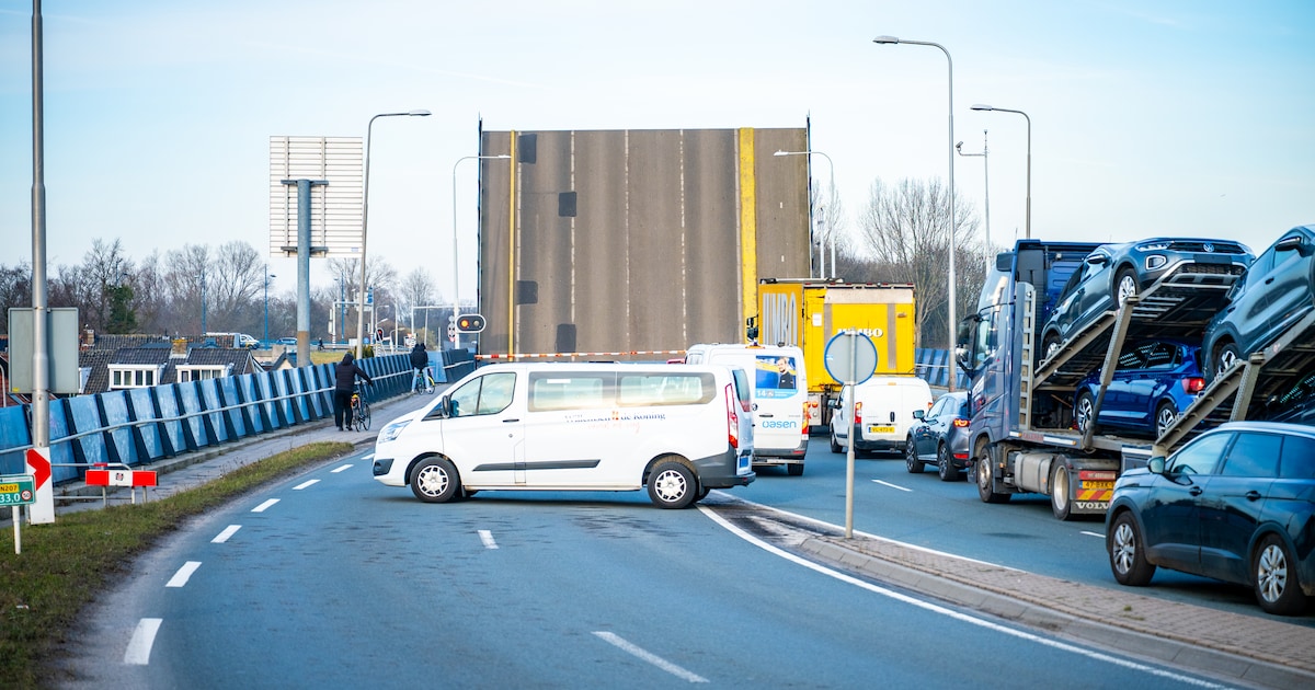 Verkeer in Alphen loopt vast door storing aan Steekterbrug, N207 gestremd