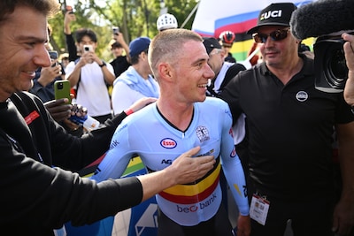 Indrukwekkende Remco Evenepoel schrijft in Montréal geschiedenis met vierde wereldtitel op rij