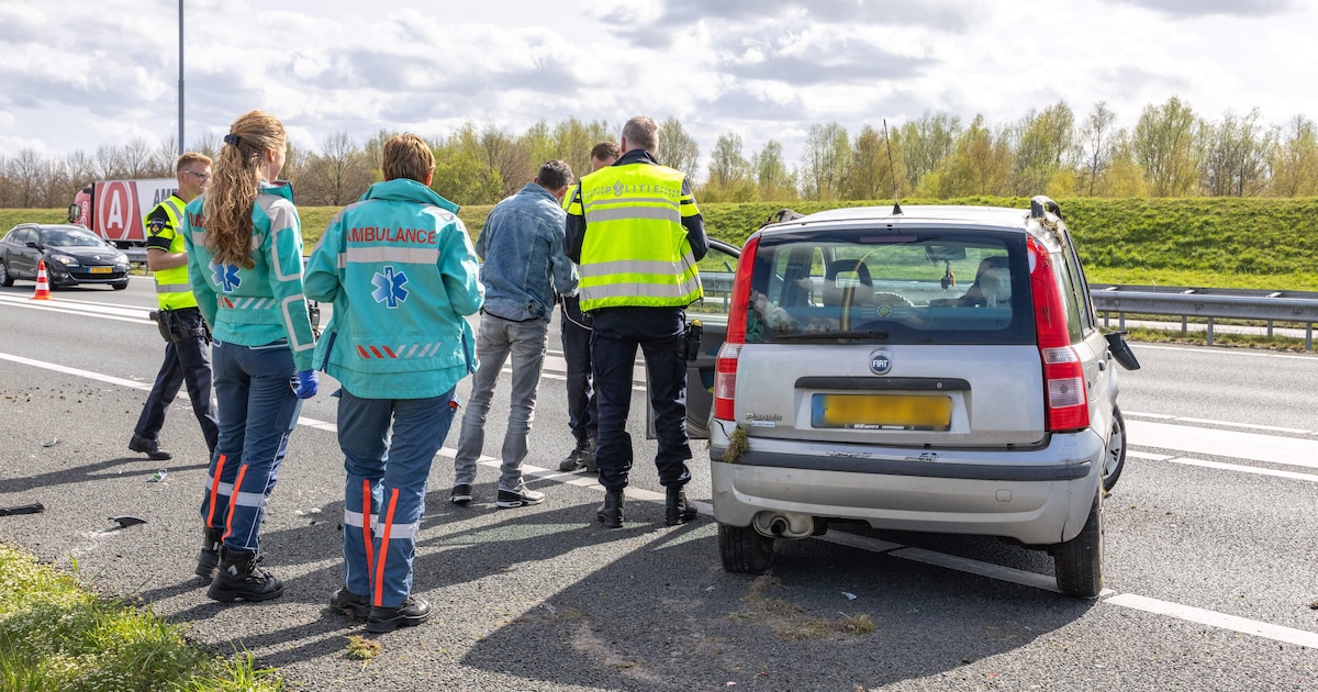 Auto slaat over de kop op A32 bij Heerenveen, inzittenden ongedeerd