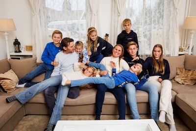 Tienkoppige familie Zeldenrust keert terug in jubileumreeks Een Huis Vol: ‘Hebben ineens pubers in h