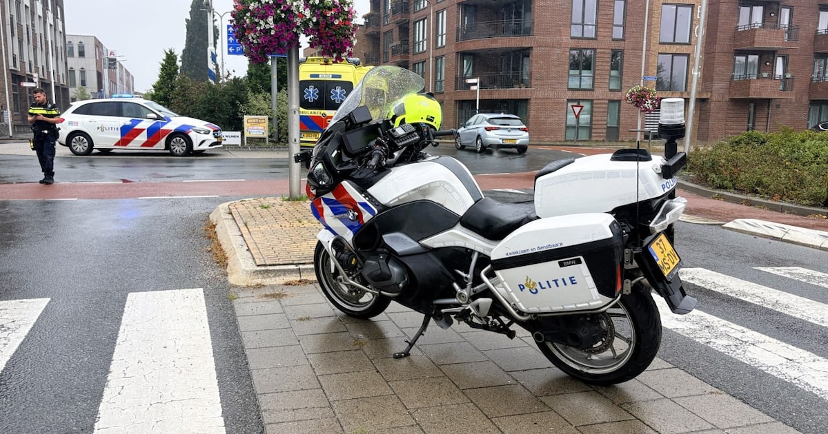 Fietser en bestelbus botsen op rotonde in Hardenberg