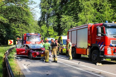 Veel schade na harde botsing op N344 in Apeldoorn