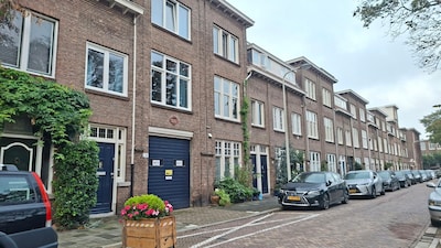 Fundaparel: deze Haagse stadswoning heeft een garage waar je drie auto’s in kwijt kunt
