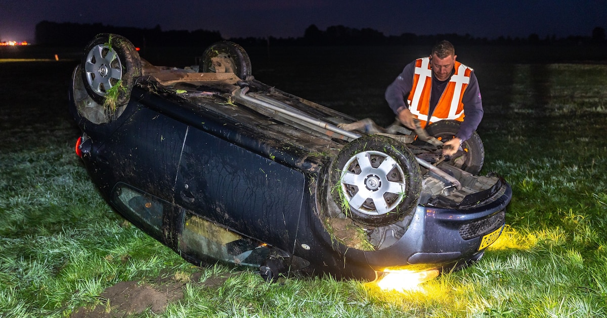 Automobilist belandt ondersteboven in weiland naast A7, vlucht en duikt even tijd later weer op