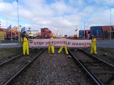Handjevol klimaatactivisten blokkeert kolentreinen in Rotterdamse haven