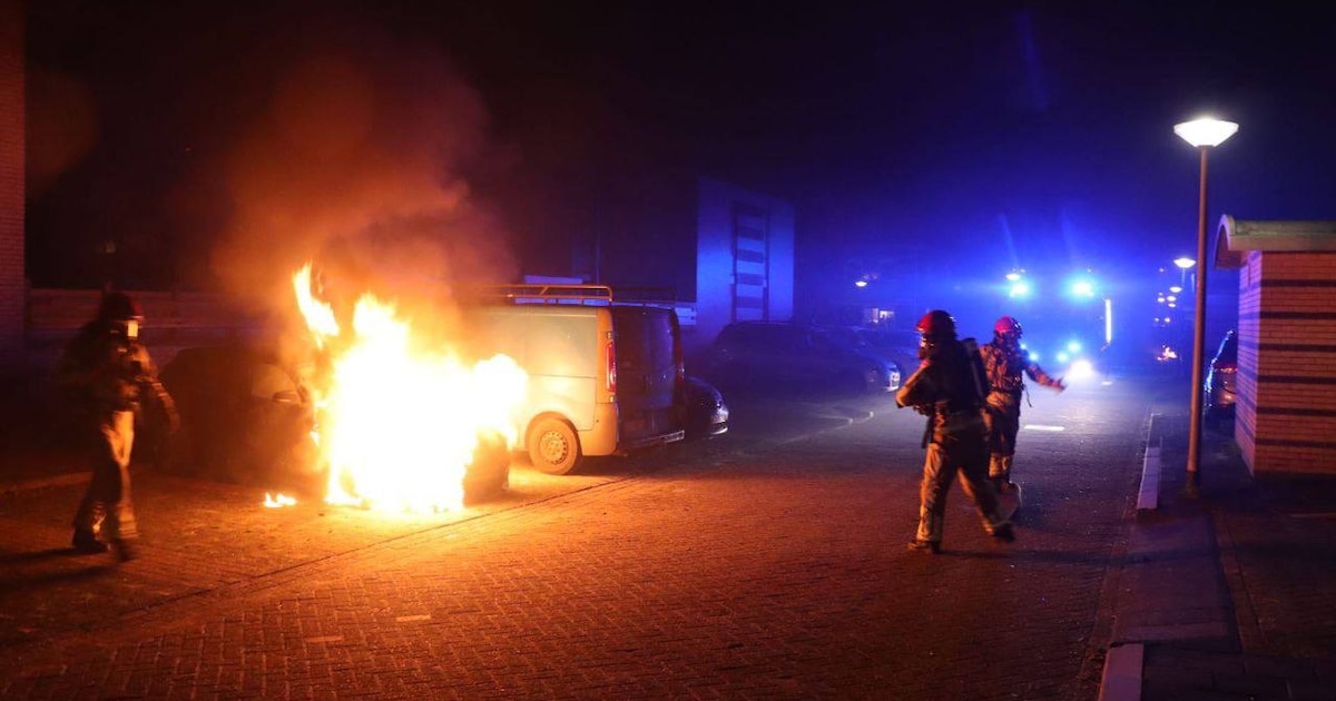 Auto brandt volledig uit op Glinkastraat in Almere