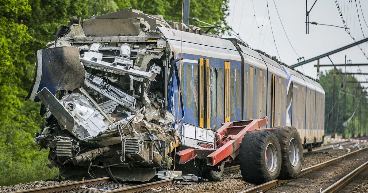 Trein botst op landbouwkar bij Hooghalen: machinist (58) overleden, twee reizigers lichtgewond