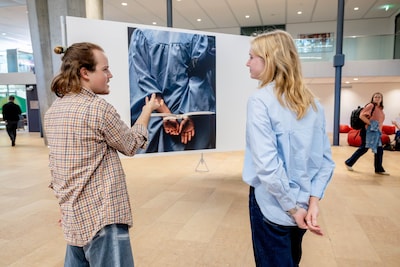 TU/e-studenten Evan en Janna zijn enthousiaste gidsen in expo World Press Photo