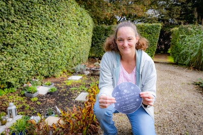 Jolanda ontdekt na 45 jaar graf van haar broertje en geeft hem alsnog de naam die hij nooit kreeg
