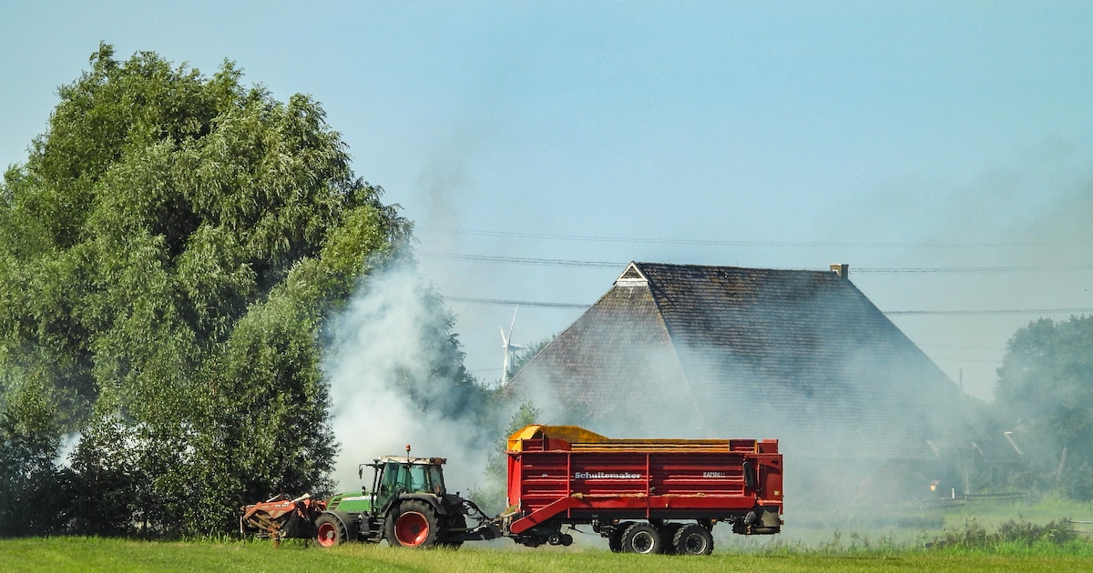 Trekker vliegt in brand in Wergea, rook in wijde omgeving te zien