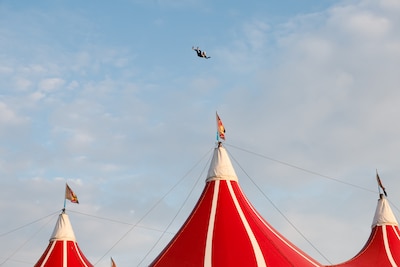 Stuntman vermoedelijk gewond afgevoerd na sprong van 75 meter over festivaltent op Zwarte Cross
