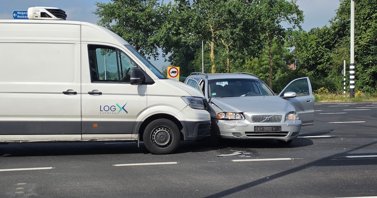 Bestelbus en auto botsen op kruising in Bennekom