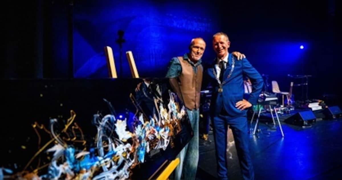Gemeente Alphen schenkt schilderij aan Stef Bos