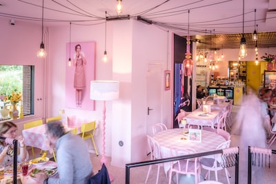 Roze vliegt je om de oren! Elena op de muren, gele inrichting en knapperige pizza’s uit de knalroze 