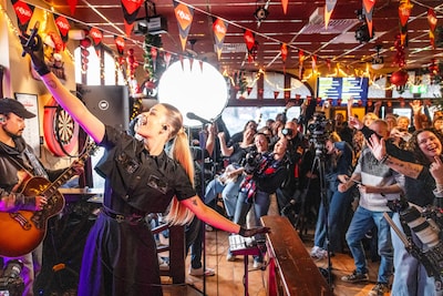 Beslagen ramen en Davina Michelle: Top 2000-show ‘s ochtends vroeg in vol Sliedrechts café