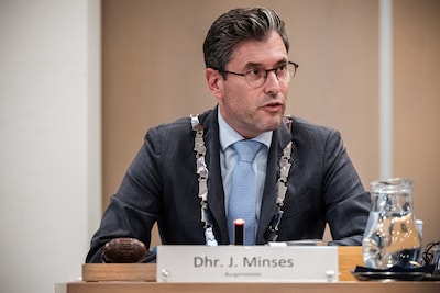Burgemeester Overasselt roept kabinet op zware criminaliteit harder aan te pakken na massaal geweld