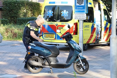 Scooterrijder lichtgewond bij botsing met taxibusje in Waalwijk