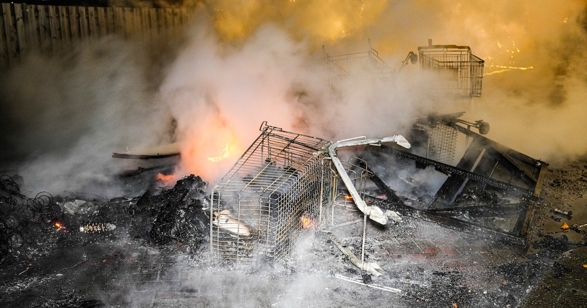 Groot vreugdevuur geblust aan de Vrijheidsstraat in Oude Pekela