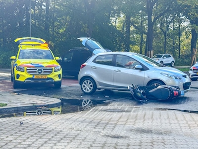 Scooterrijdster geschept door auto in Apeldoorn