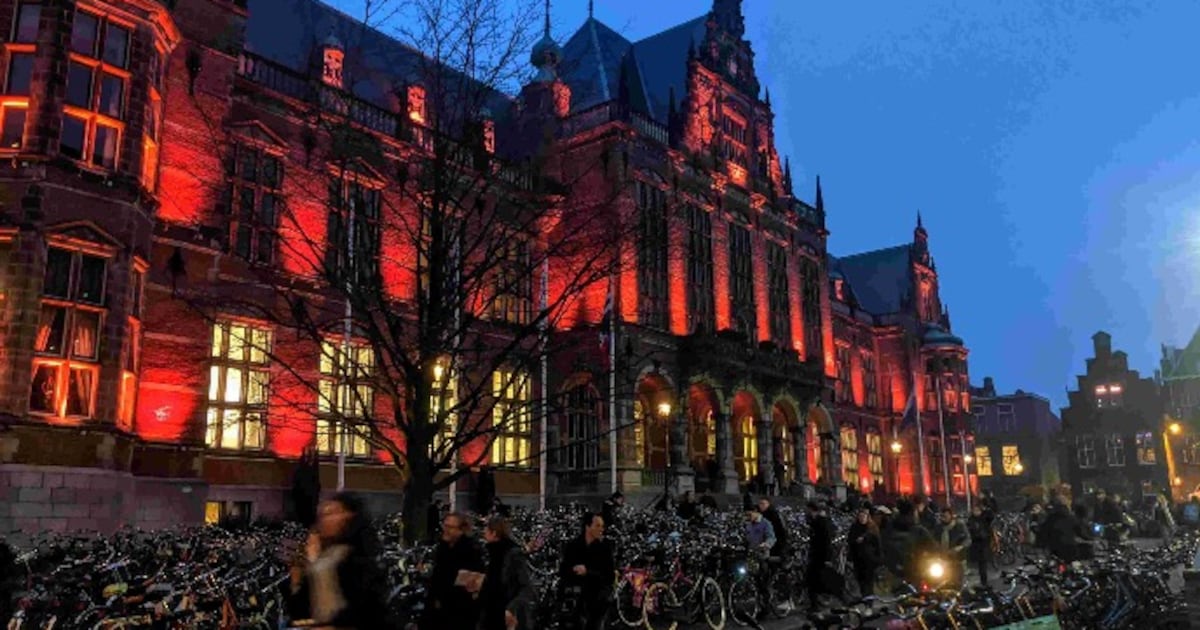 Academiegebouw van Rijksuniversiteit Groningen oranje verlicht voor Orange the World