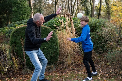 Fanatieke opa Cleem fluit langs de lijn naar kleinzoon Mats: ‘Ik leer wél van zijn tips’
