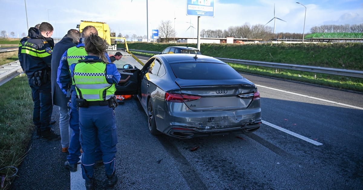 Touringcar botst achterop auto op A16 bij Breda