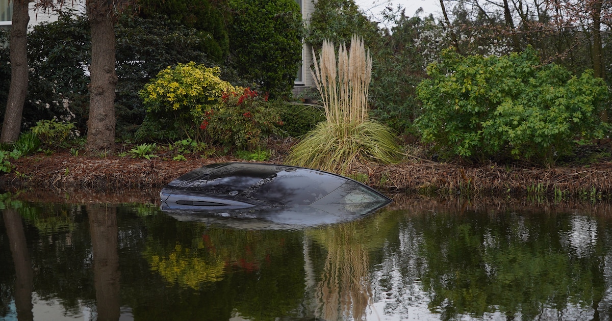 Auto schiet water in na harde botsing in Bergschenhoek