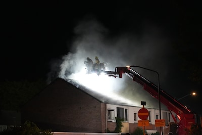 Zolderbrand slaat uit dak van woning in Oosterhout, huis onbewoonbaar verklaard