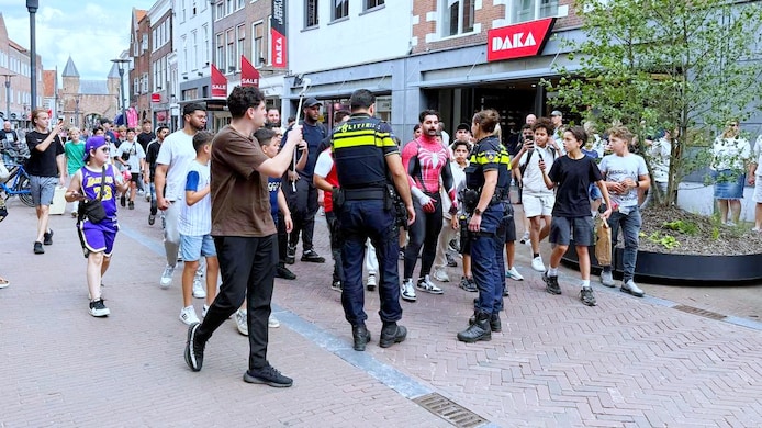 spiderali-wandelt-door-de-langestraat-in-amersfoort