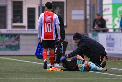 Grensrechter kan niet verder na wespensteek, voetbalwedstrijd gestaakt: ‘Misschien is hij wel allergisch’