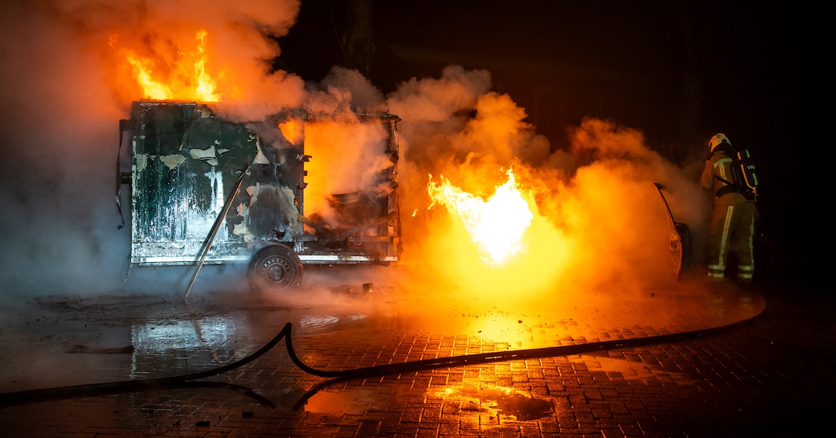 Traditie in aanloop naar jaarwisseling: tweede dag oprij sloopvoertuig in brand gestoken in Smilde