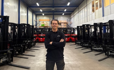 Mees (24) vloog in zijn eentje naar China voor zijn heftruckbedrijf: ‘Ik dacht dat ik alles kon’