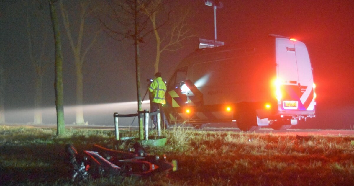 Bromfietser zwaargewond door botsing met auto in Zuilichem, politie onderzoekt of dichte mist rol sp