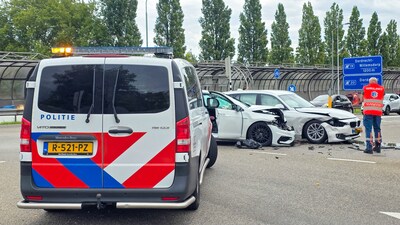 Flinke ravage na botsing tussen twee auto's op Mijlweg in Dordrecht