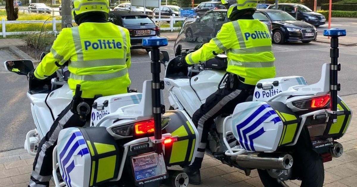 Boekentassen mogen weer vanonder het stof: politie vraagt extra aandacht voor schoolpoorten