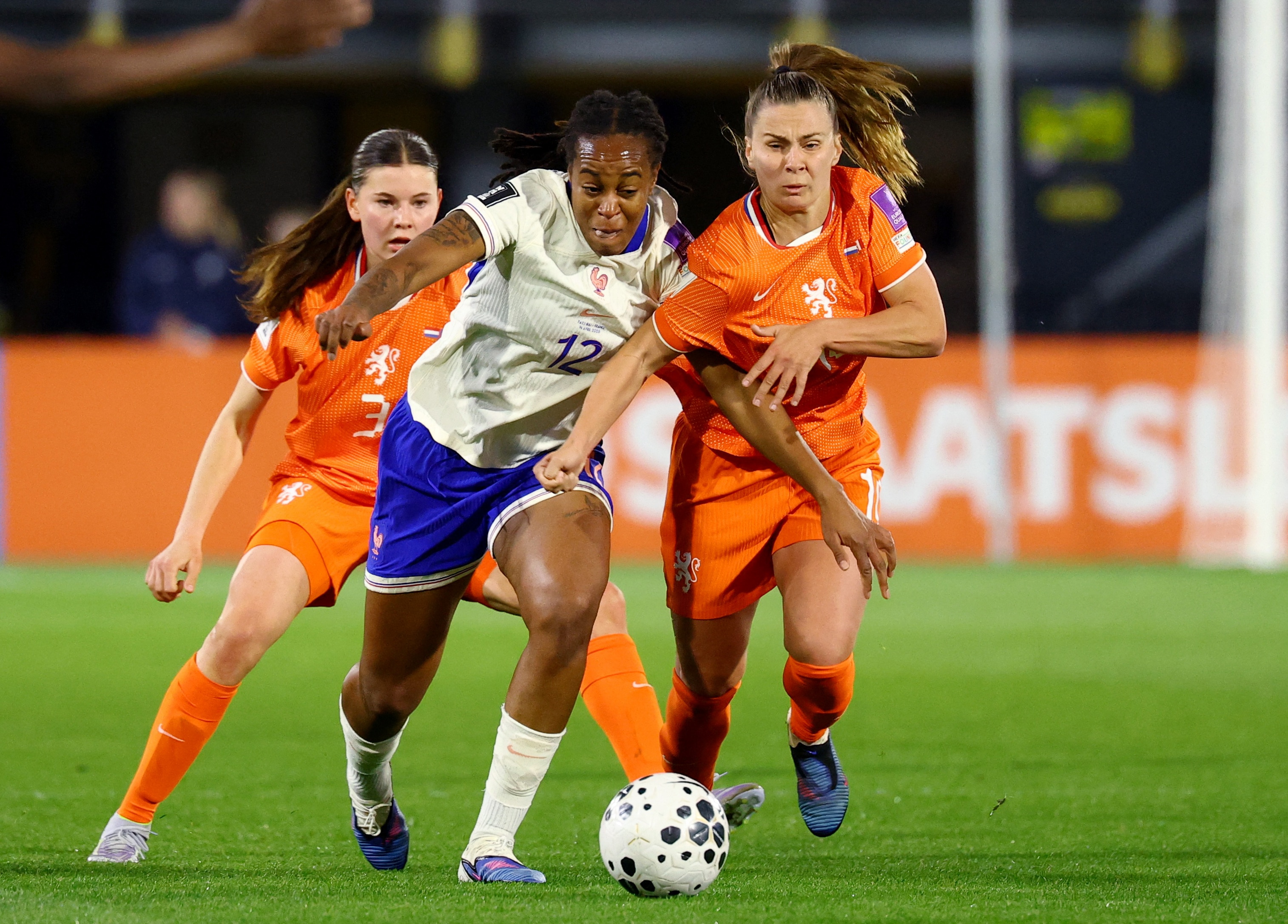 LIVE WK-kwalificatie | Leeuwinnen met verrassende voorsprong de rust in, Frankrijk creëert weinig in