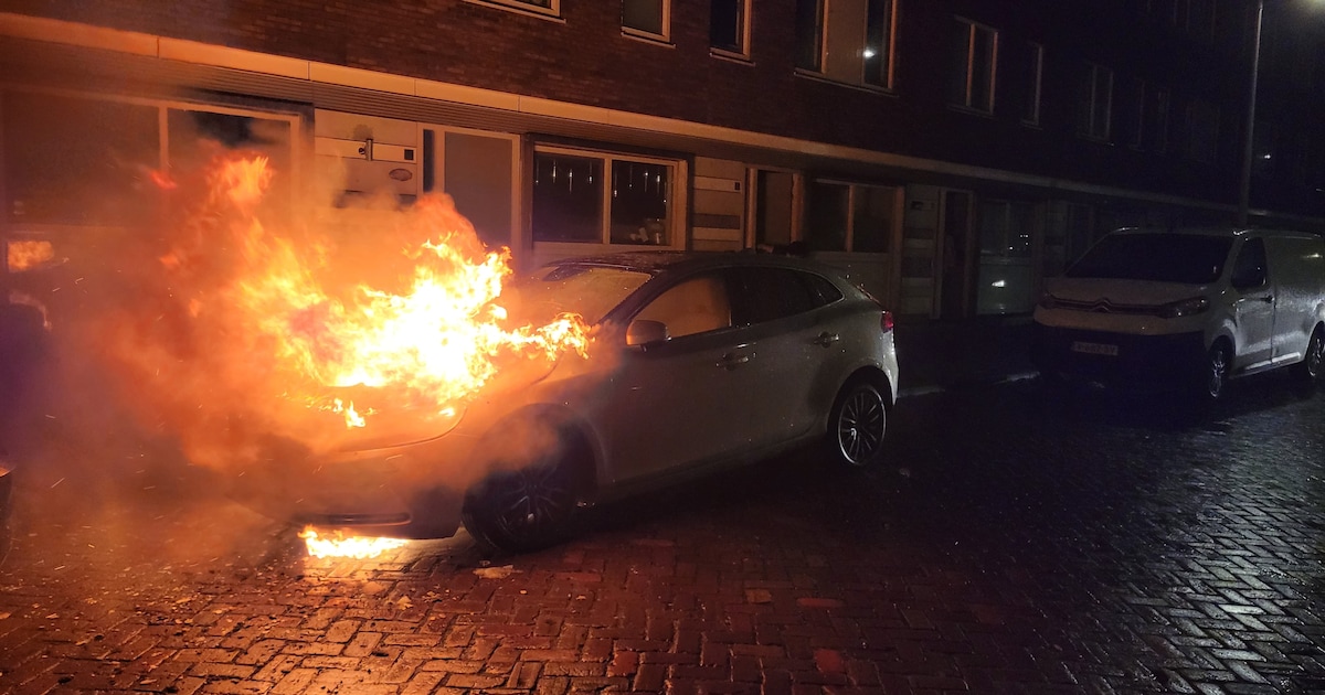 Auto in vlammen opgegaan in Amsterdam-Noord