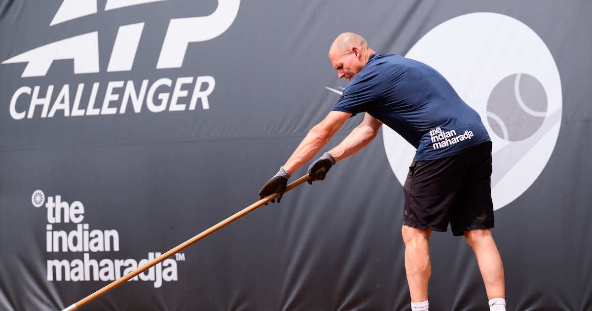 Maarten zorgt voor het gravel bij Dutch Open in Bunschoten: ‘Perfecte tennisbaan valt pas op als er 