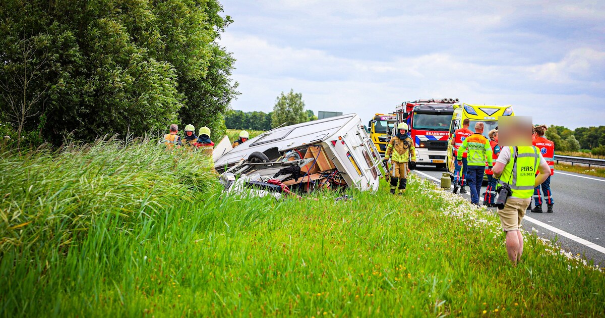 Auto met caravan raakt van de weg in Garyp