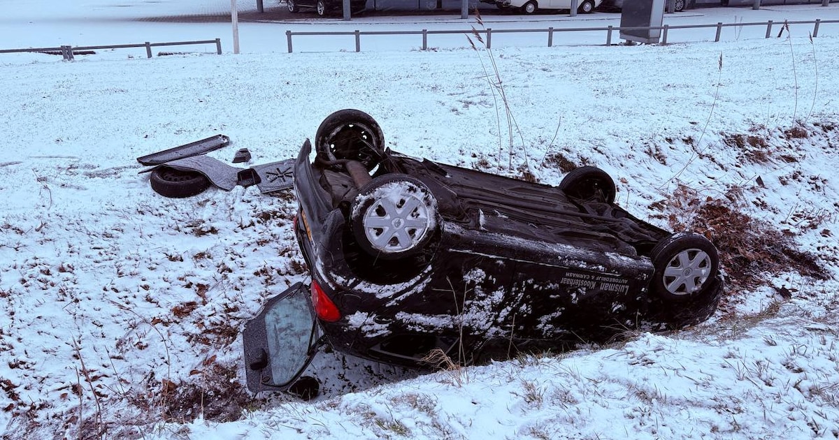 Brokstukken liggen in de sneeuw: auto belandt ondersteboven in droge sloot in Hardenberg