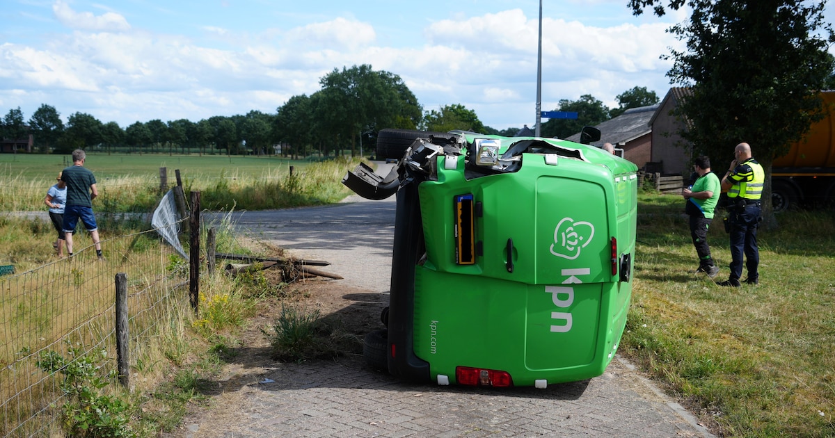 Bestelbus belandt op zijkant na botsing met tractor bij Broekland