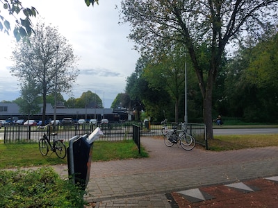Fietsster na aanrijding met groepje fietsers met de ambulance naar ziekenhuis