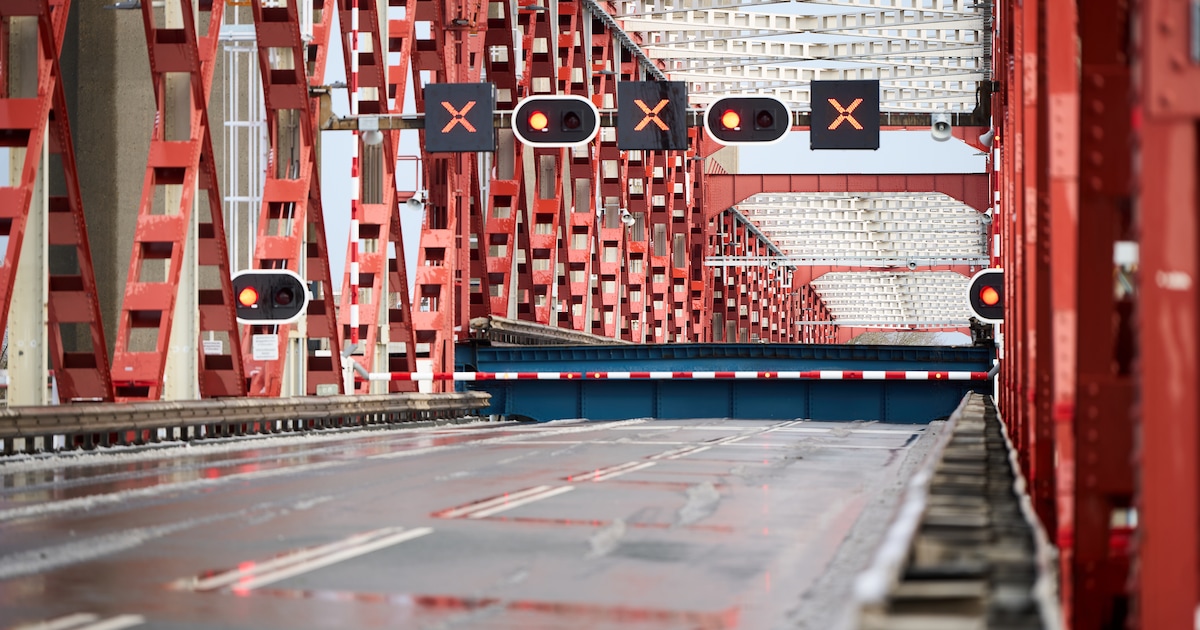 Spijkenisserbrug in storing: een van de hefdelen sluit niet meer
